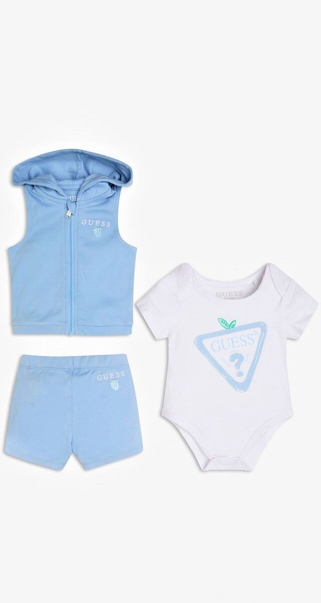 Conjunto com colete, body e calças em algodão, € 49,90, Guess.