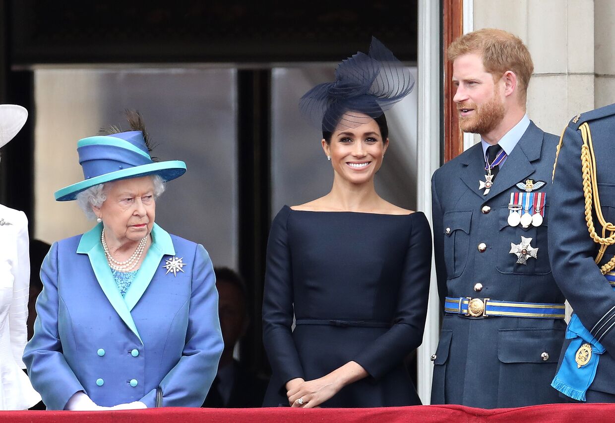 Isabel II com Meghan Markle e o príncipe Harry