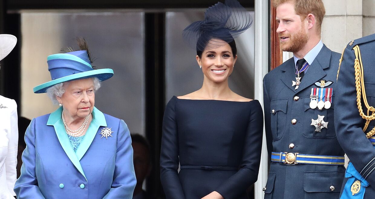 Isabel II com Meghan Markle e o príncipe Harry