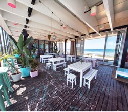 Palms Blitz, o refúgio na costa da Caparica com boa gastronomia e sunsets