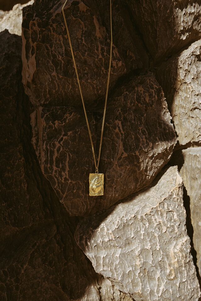 Amores- Colar em prata dourada, €87