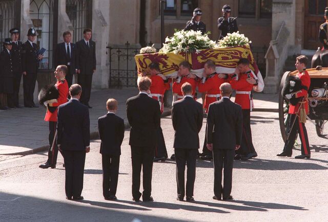 Família real no funeral de Diana.