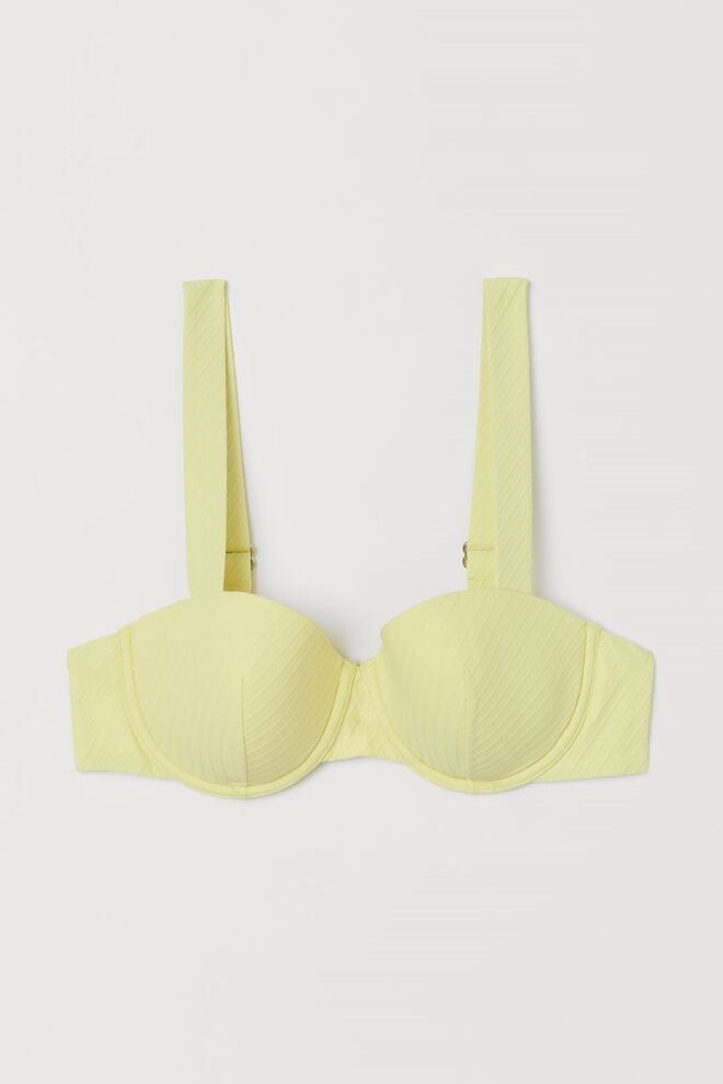 Tendência: Minimal. Top de biquini, €17,99, H&M.
