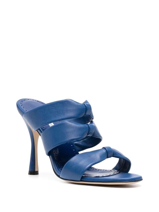 andálias, €769, agora €662, Manolo Blahnik em net-a-porter.com