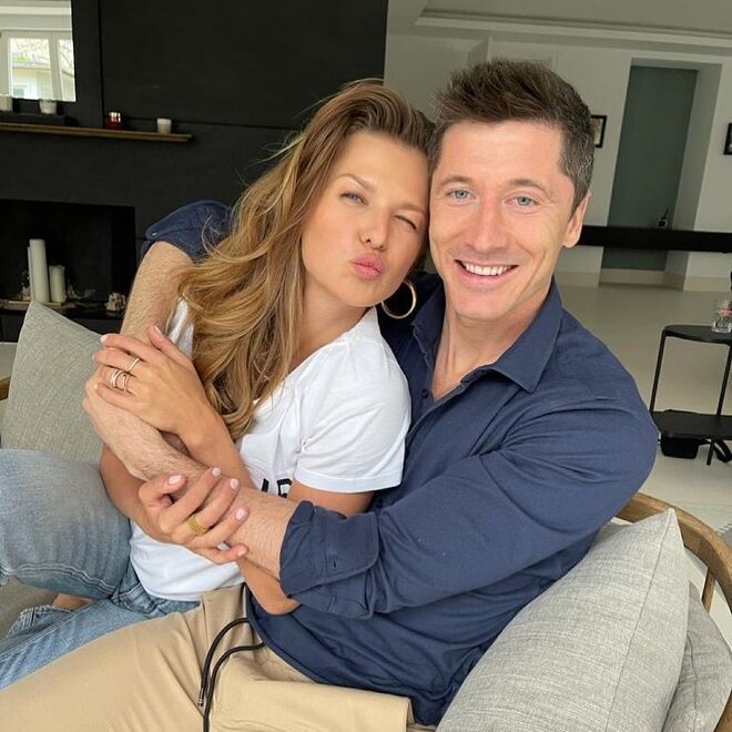 Anna Lewandowska é personal trainer, e mulher do jogador polaco Robert Lewandowski.