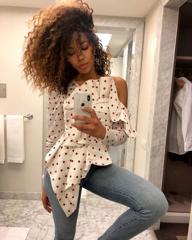 Cora Gauthier é casada com o jogador Karim Benzema, que joga na seleção francesa.