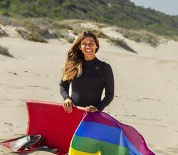 Tetracampeã mundial de bodyboard assume homossexualidade e conta que foi vítima de preconceito