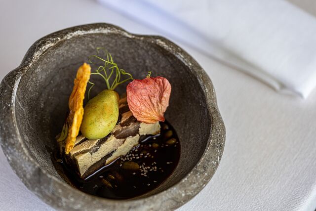 Mil folhas de foie gras e pêra bêbada com mousse salgada de vinho do Porto e torresmos de aves