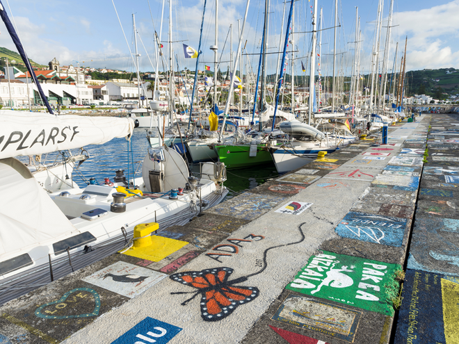 As pinturas que os marinheiros e os visitantes foram pintando no porto da Horta, ao longo dos anos.
