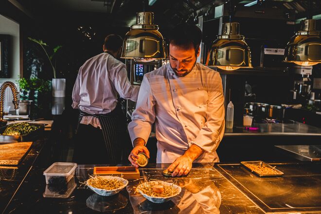 O chef Guilherme Spalk de 31 anos é responsável pelos dois conceitos gastronómicos