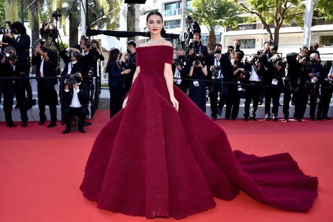 Amy Jackson em Atelier Zuhra, com jóias Chopard