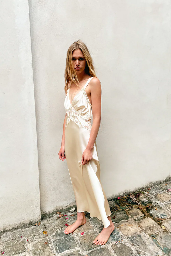 Vestido comprido de seda, €99,95