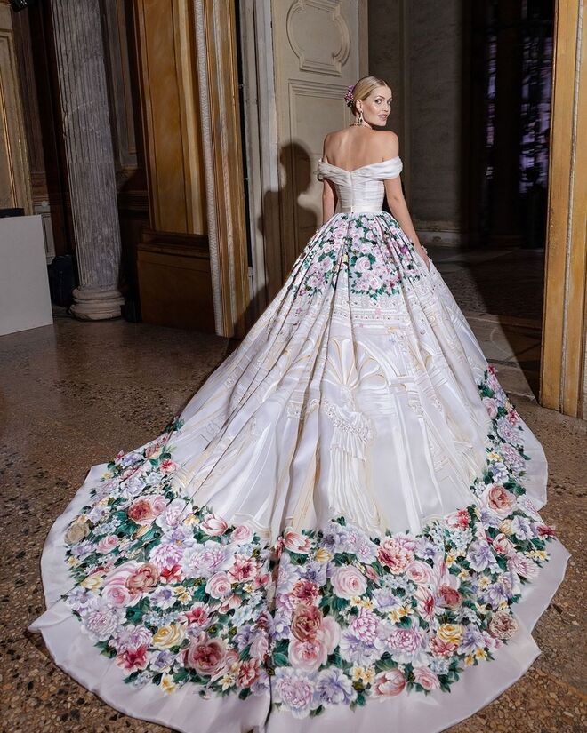 Um dos vários vestidos do casamento de Kitty Spencer, sobrinha da princesa Diana