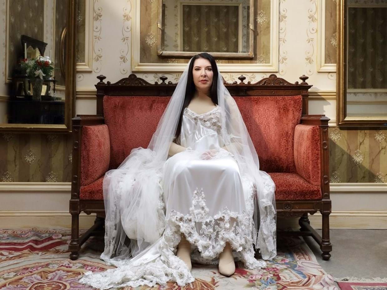 Marina Abramović a usar o vestido de noiva da sua peça de ópera 'Setes Mortes de Maria Callas'.