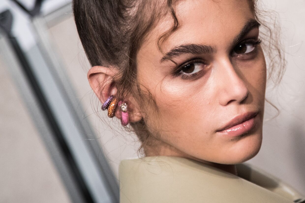 Kaia Gerber nos bastidores de Fendi da Fashion Week de Milão primavera/verão 2019.
