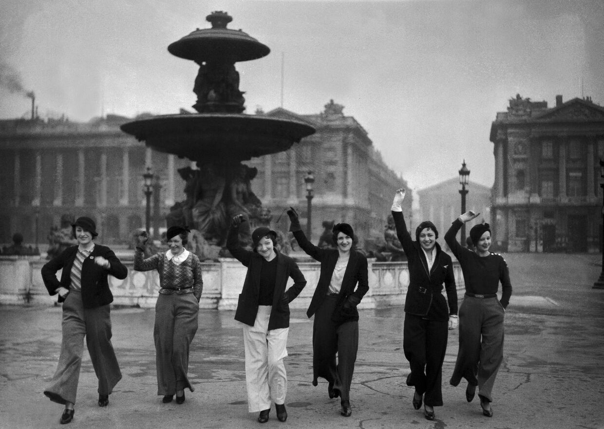 Grupo de modelos no Place de la Concorde, em França (1933).
