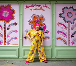 Zandra Rhodes x Ikea. A designer que vestiu a princesa Diana, Paris Hilton e Freddie Mercury