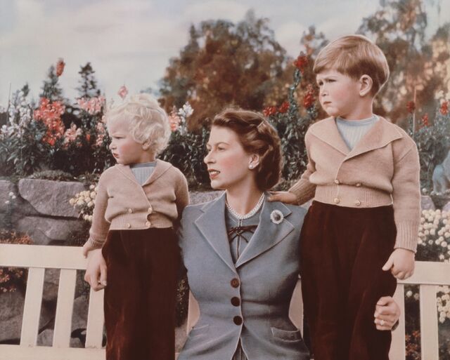 Rainha Isabel II com Príncipe Charles e Princesa Anne em Balmoral (1952)