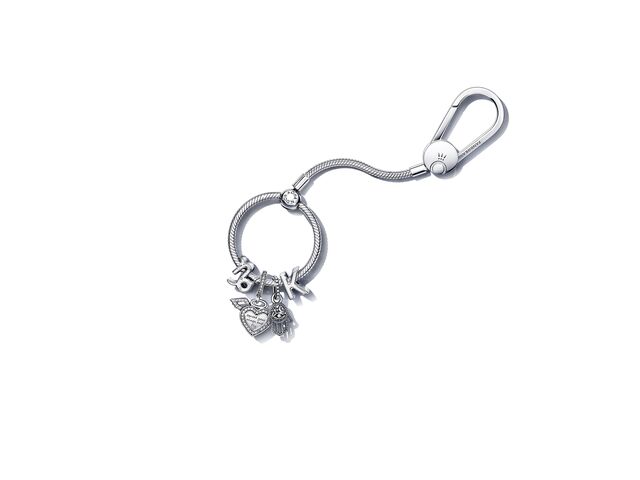 Moments Medium Bag Charm Holder em prata 925, €925,89, Pandora