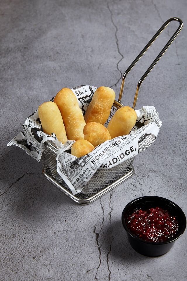 Tequeños de queijo ou chocolate, €4