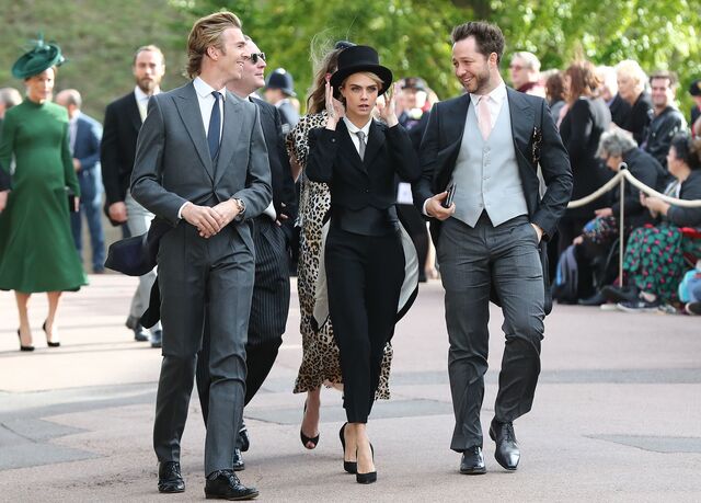 Cara Delevingne com James Cook e Derek Blasberg no casamento da princesa Eugenie (2018).
