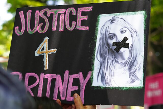 Cartaz com a legenda `Justiça para Britney´ durante uma manifestação.
