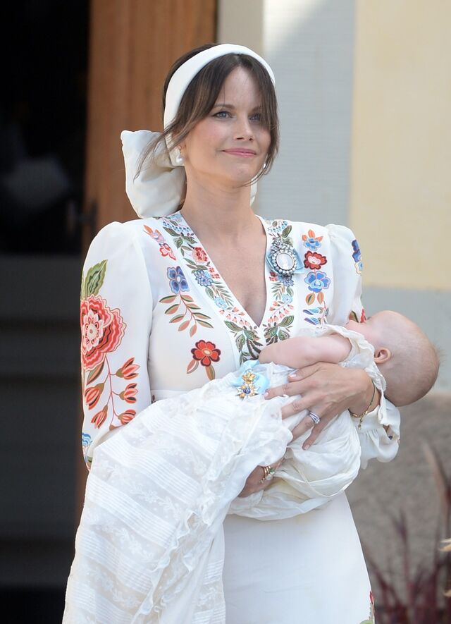 Sofia da Suécia usou um vestido branco comprido, com flores.