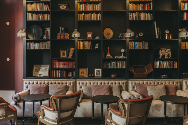 A biblioteca do Torel Palace.