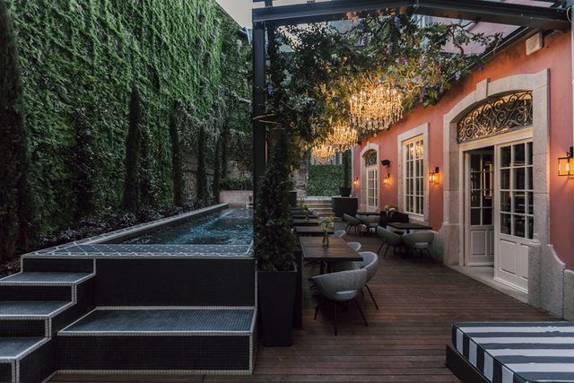 A piscina e a esplanada do Blind.