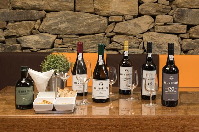 Vinhos e azeite 'Val Moreira'.