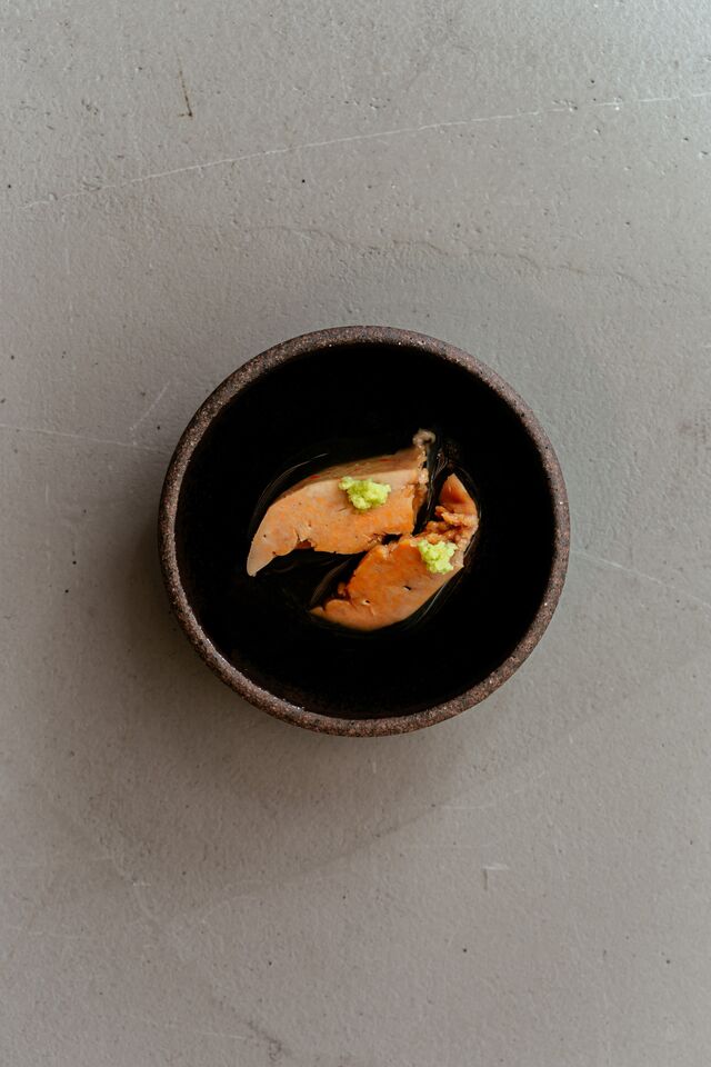 Figado de tamboril cozinhado em sake de soja e mirim com wasabi fresco.