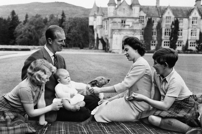 Rainha Isabel II e Princípe Filipe, Duque de Edimburgo, com os filhos em Balmoral (1960)