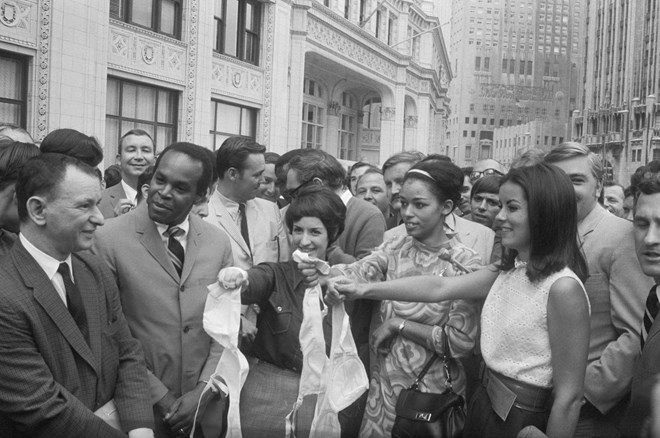 Barbara Stratton, Oretha Smith e Lauren Nogle durante um protesto (1969).