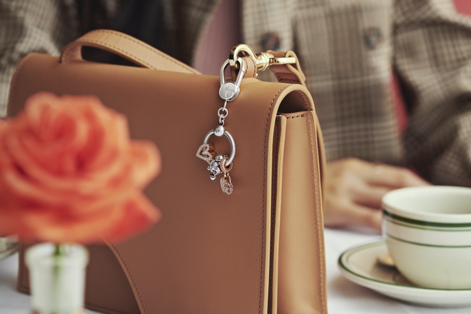 Moments Small Bag Charm Holder em prata 925, €925,79, Pandora