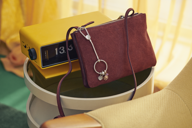Moments Medium Bag Charm Holder em prata 925, €925,89, Pandora