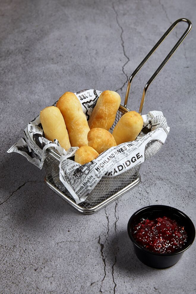 Tequeños de queijo ou chocolate, €4
