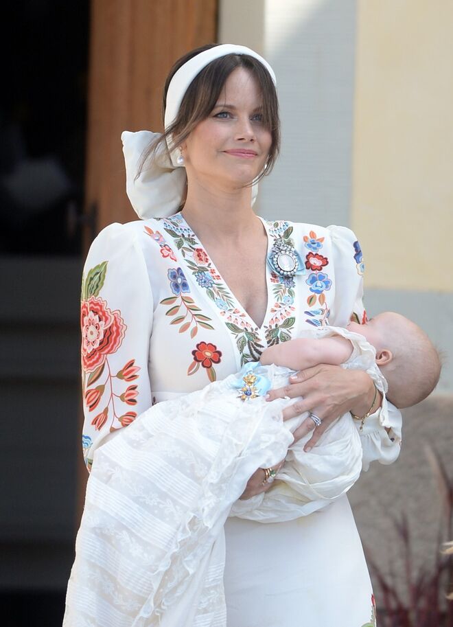 Sofia da Suécia usou um vestido branco comprido, com flores.