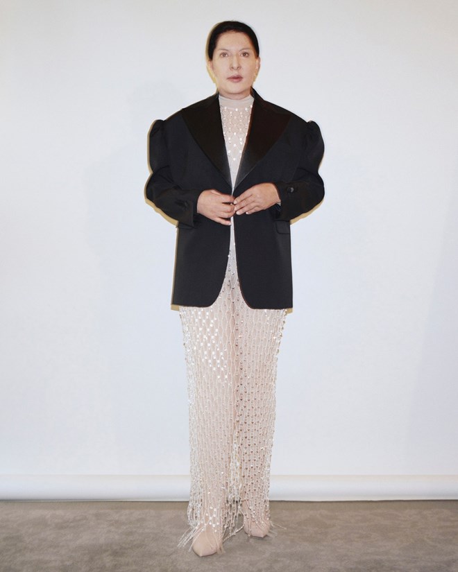 Vestido de contas e casaco formal para a peça 'Sete Mortes de Maria Callas', de Marina Abramović.