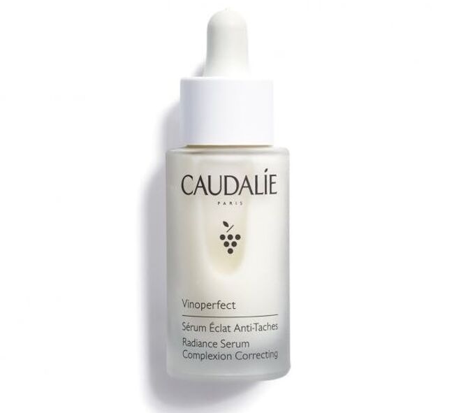 A nova versão do sérum Vinoperfect, lançada este ano. Sérum de luminosidade antimanchas Vinoperfect, €47, Caudalie.