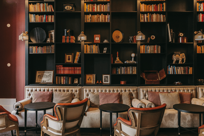 A biblioteca do Torel Palace.