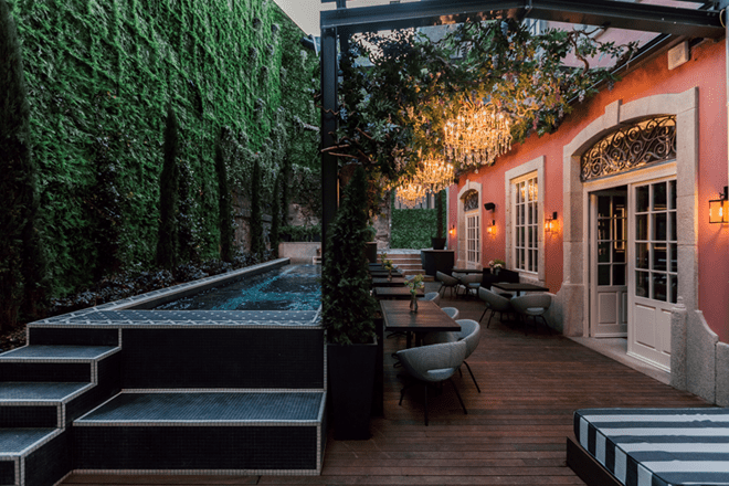 A piscina e a esplanada do Blind.