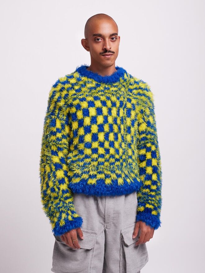 Camisola em malha fio de fantasia tricotada, €280, Hibu. 