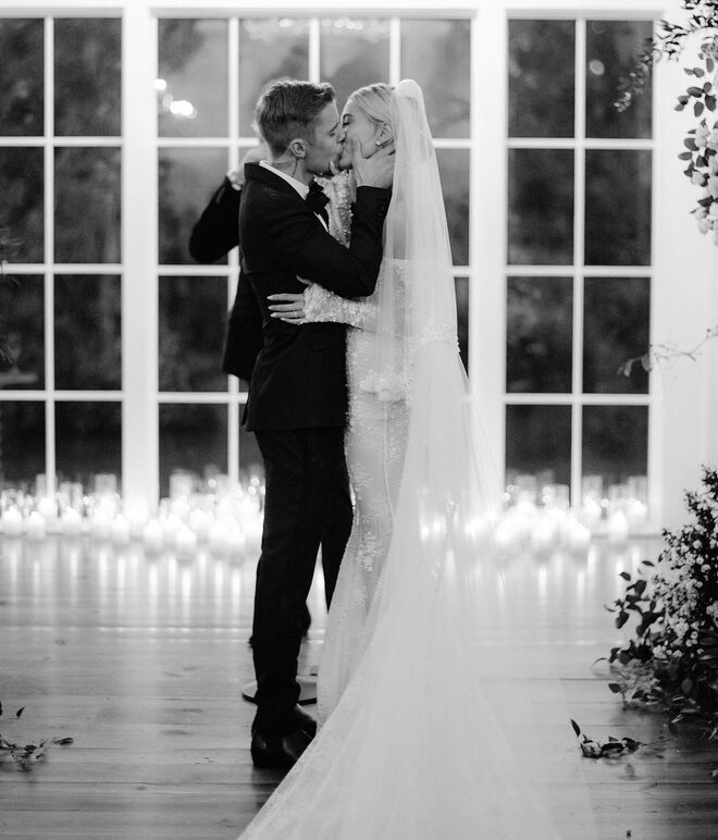 Hailey Baldwin e Justin Bieber em 2019 na Carolina do Sul. O vestido de Hailey foi desenhado por Virgil Abloh.