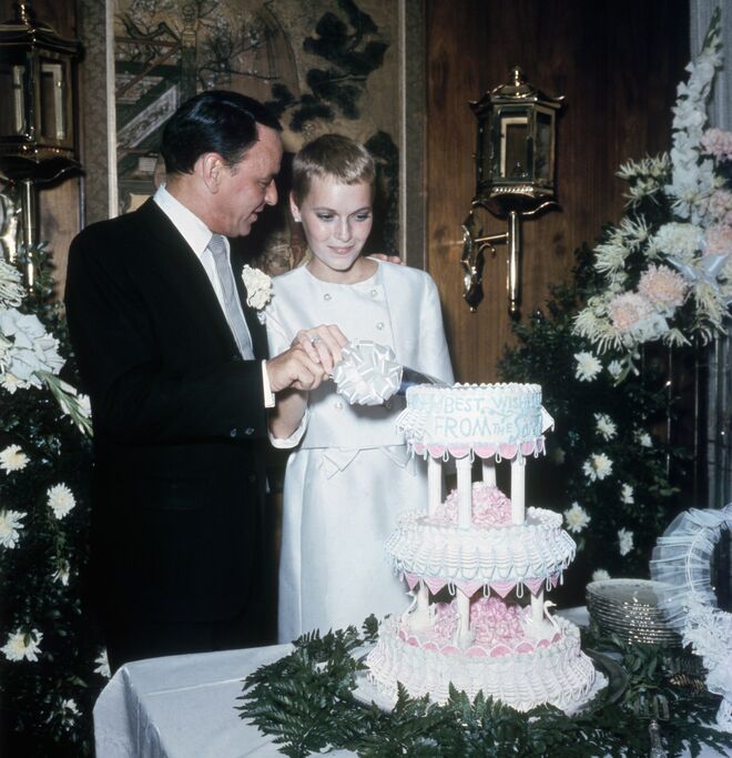 Mia Farrow casou com Frank Sinatra em julho de 1966.