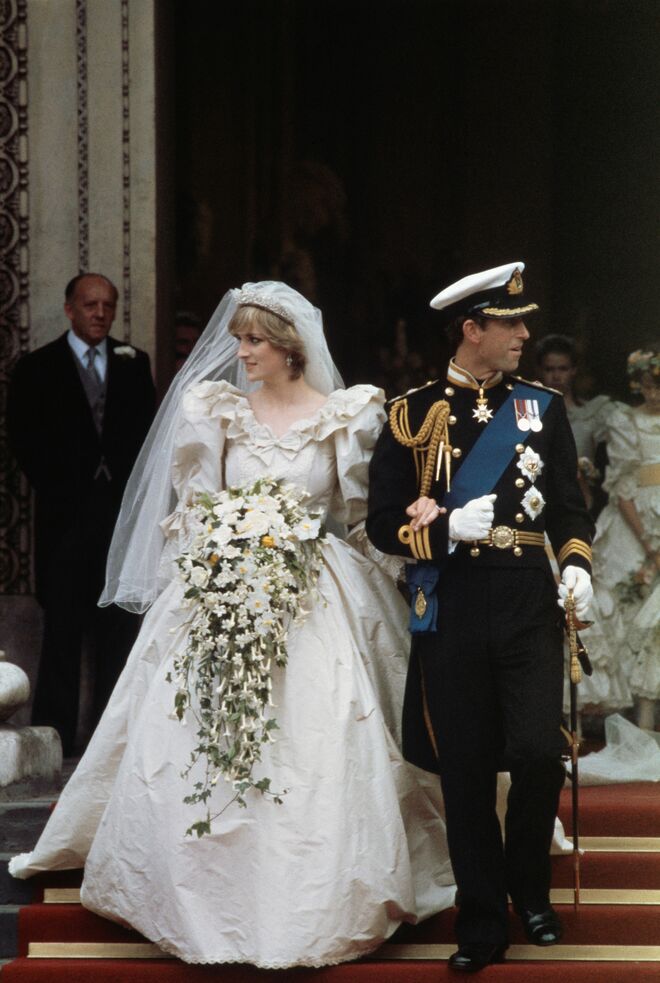 Diana casou com Charles na St Paul's Cathedral em Londres, em julho de 1981. Diana usou uma criação da dupla Elizabeth e David Emanuel.