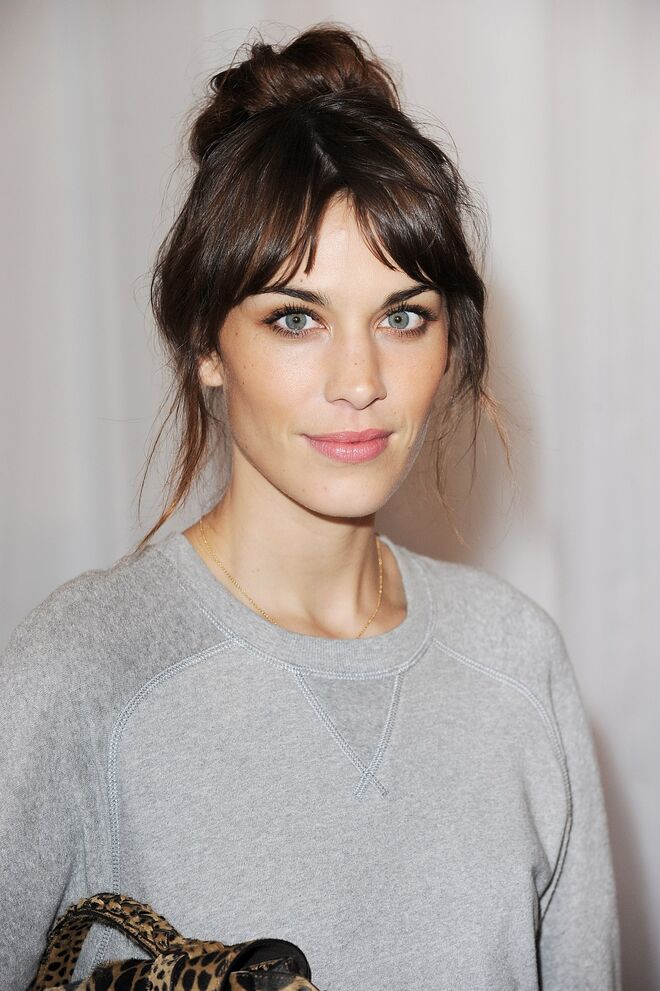 A rainha dos penteados effortless chic, Alexa Chung sabe como ninguém parecer eternamente jovem. Este bun com a franja caída é perfeito.