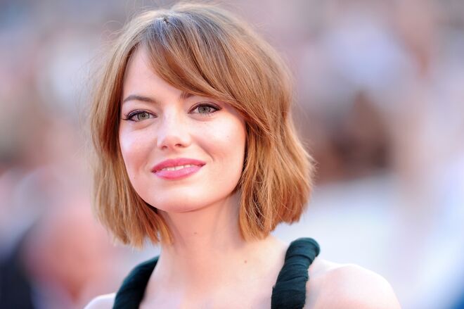 Emma Stone é especialista em bobs, e a franja faz sempre parecer que ainda é adolescente. Este, curto e redondo, fica-lhe bem no rosto de feições delicadas.