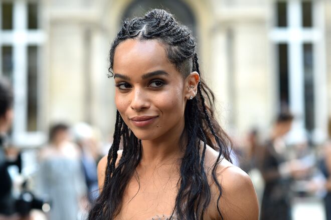 Todos os penteados de Zoe Kravitz, mas este em particular, com tranças e comprido, dá-lhe um ar ainda mais cool.
