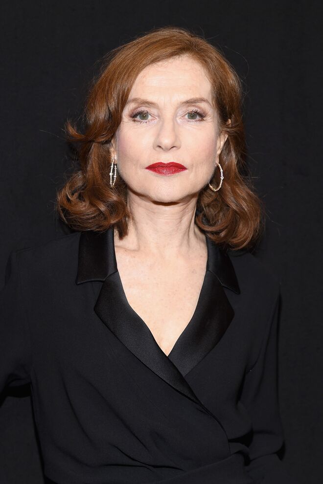 Isabelle Huppert consegue sempre parecer mais jovem, sobretudo ao usar o cabelo pelos ombros, meio ondulado, meio liso.