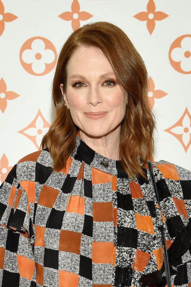 Julianne Moore usa o cabelo escadeado, com a franja para um dos lados, à altura dos ombros. Um look leve e simples.